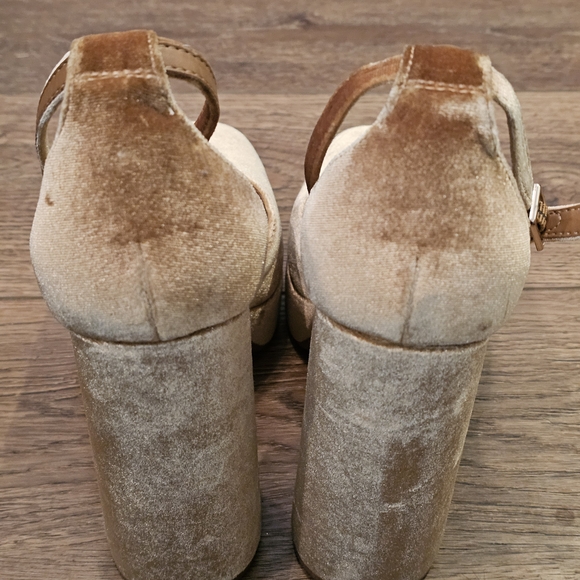 GB Gianni Bini Velvet Platform Ankle Strap Block Heel Shoes Gold Size 10 - Picture 2 of 4